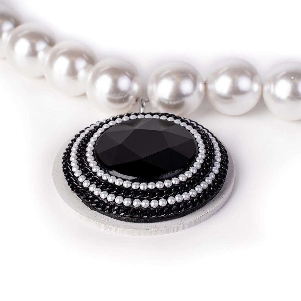 COLLANA GIROCOLLO CON PERLE E PIETRA PENDENTE ROTONDA