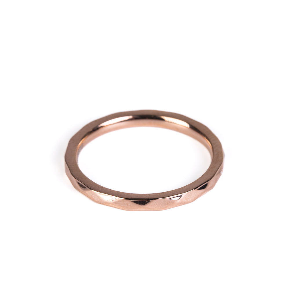 ANELLO SOTTILE EFFETTO MARTELLATO