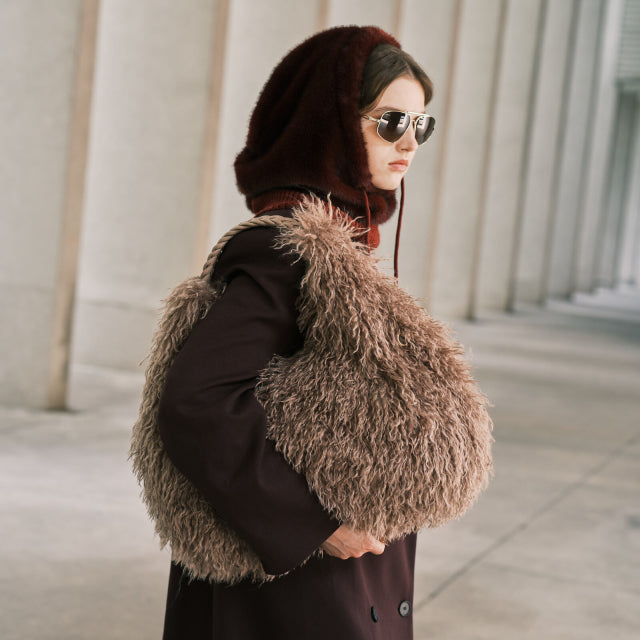 CAPPUCCIO IN ECO PELLICCIA CON LACCI