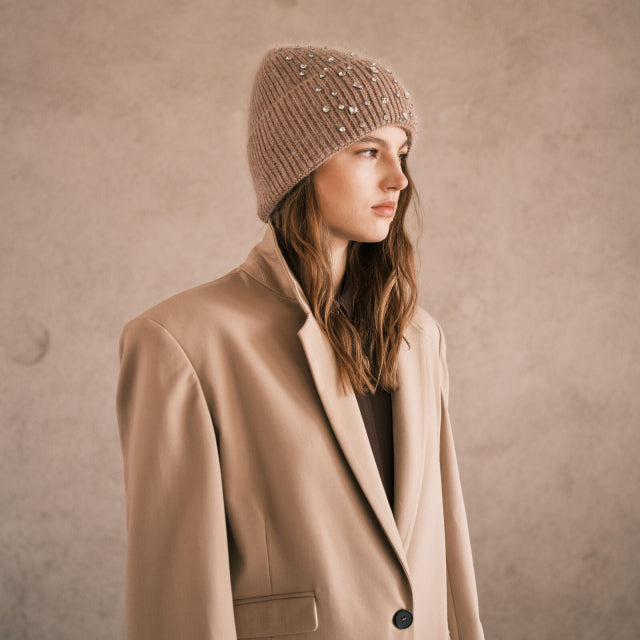 CAPPELLO A CUFFIA CON RISVOLTO E STRASS SUL FRONTE