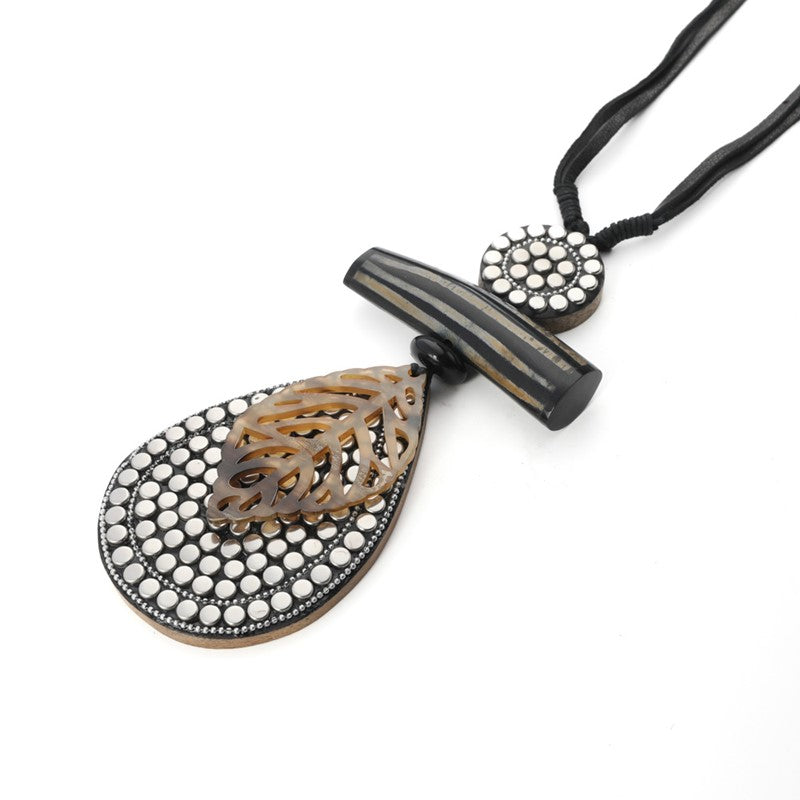 LONG NECKLACE WITH LEAF PENDANT RHINESTONE AND WOOD