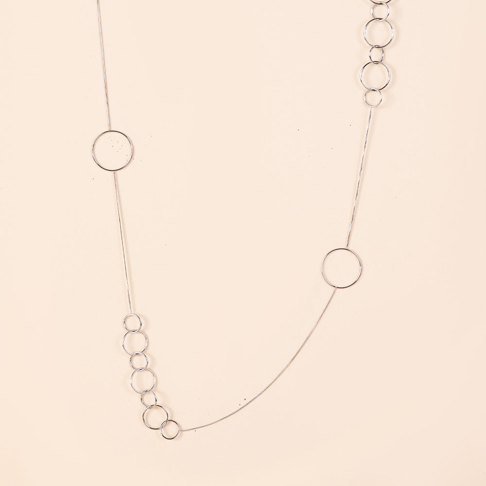COLLANA LUNGA FINA CON CERCHI DI DIVERSI DIAMETRI