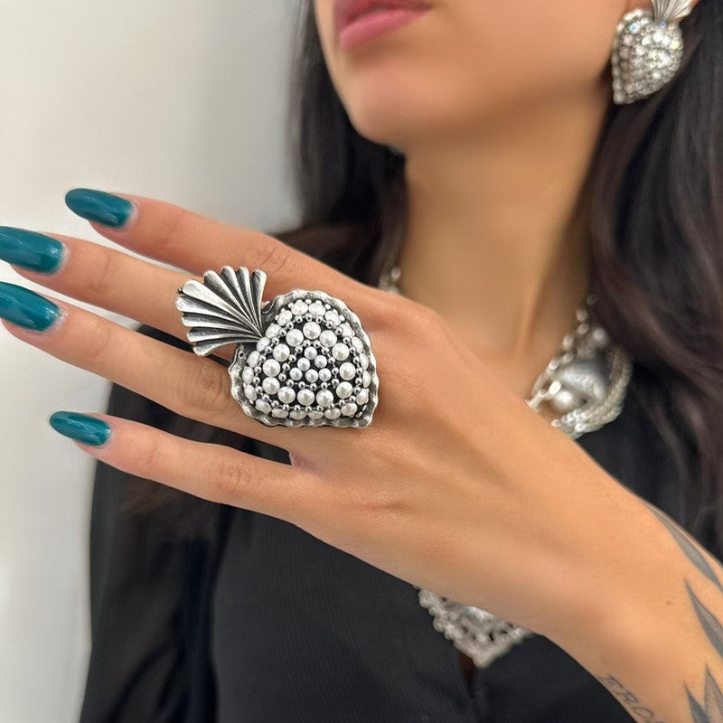 ANELLO REGOLABILE A FASCIA CON CUORE SACRO E PERLE