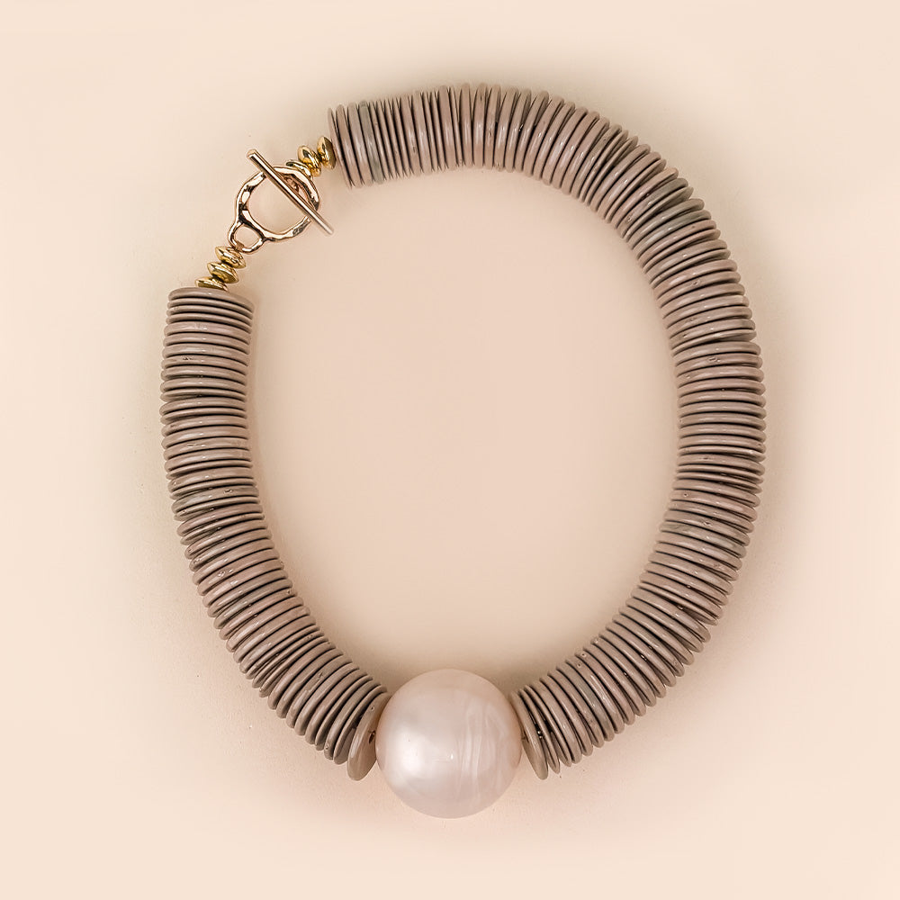 CHOKER NECKLACE WITH DISCS AND CENTRAL PEARL