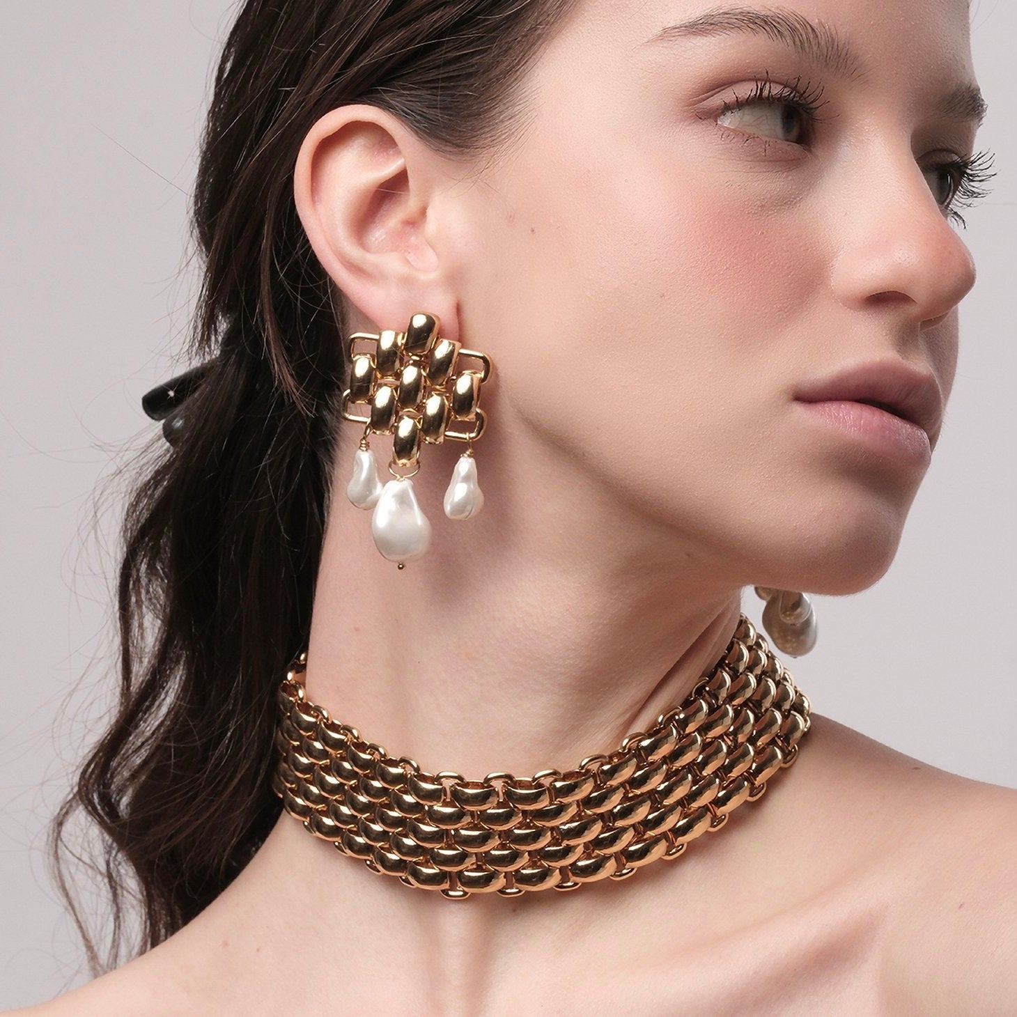 COLLANA CHOCKER CON LAVORAZIONE A INTRECCIO E PERLA PENDENTE