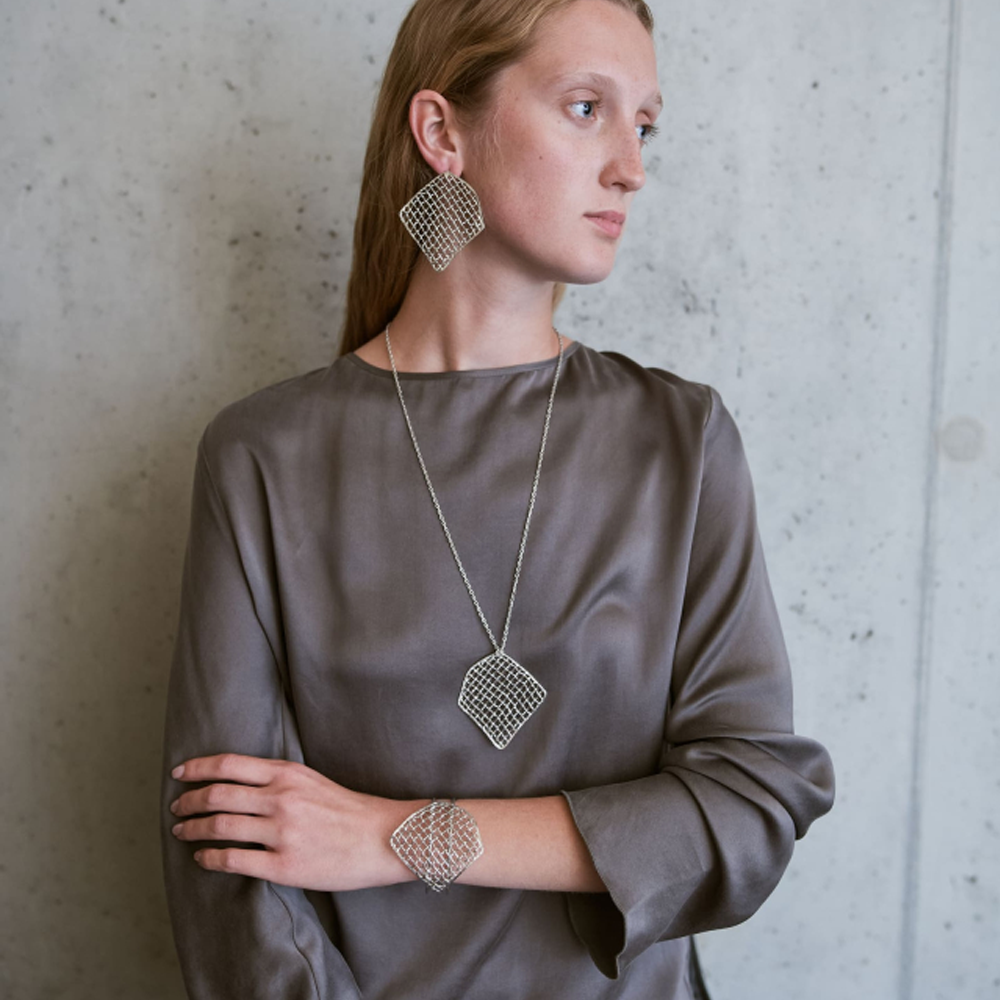 BRACCIALE RIGIDO A FASCIA A ROMBO