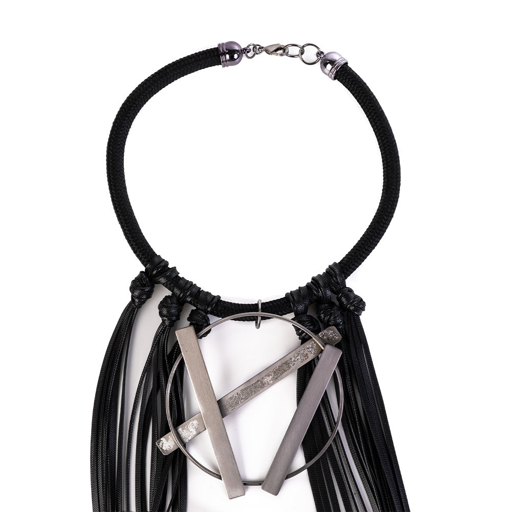 COLLANA GIROCOLLO CON FILI PENDENTI