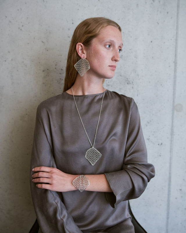LONG NECKLACE WITH RHOMBUS PENDANT