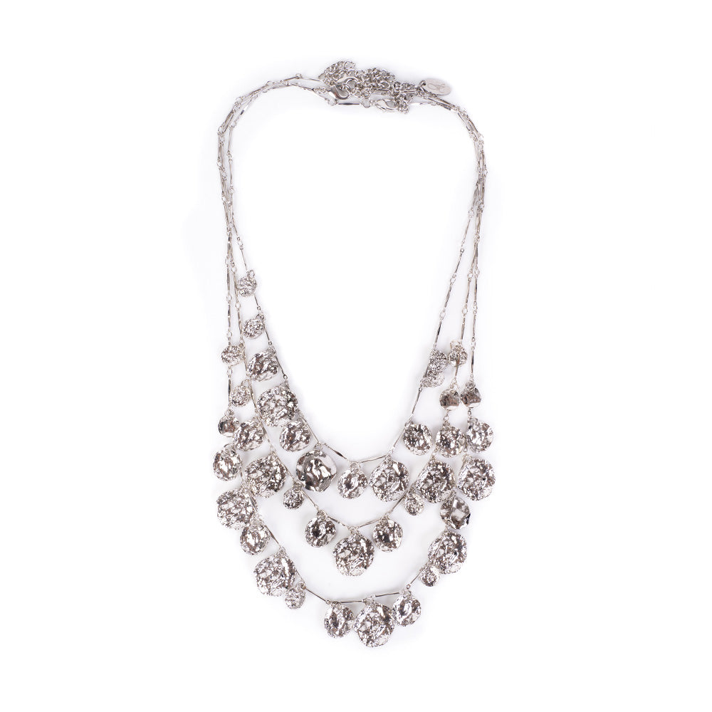 SET OF 3 NECKLACES WITH HAMMERED PENDANTS OF VARIOUS SIZES