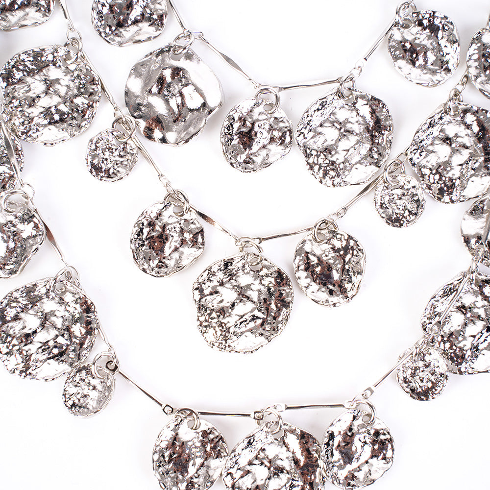 SET OF 3 NECKLACES WITH HAMMERED PENDANTS OF VARIOUS SIZES