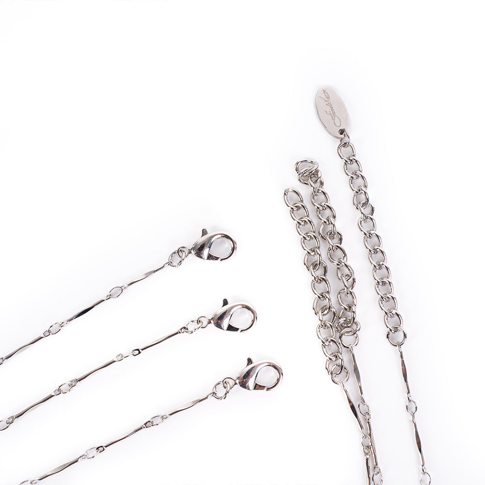 SET OF 3 NECKLACES WITH HAMMERED PENDANTS OF VARIOUS SIZES