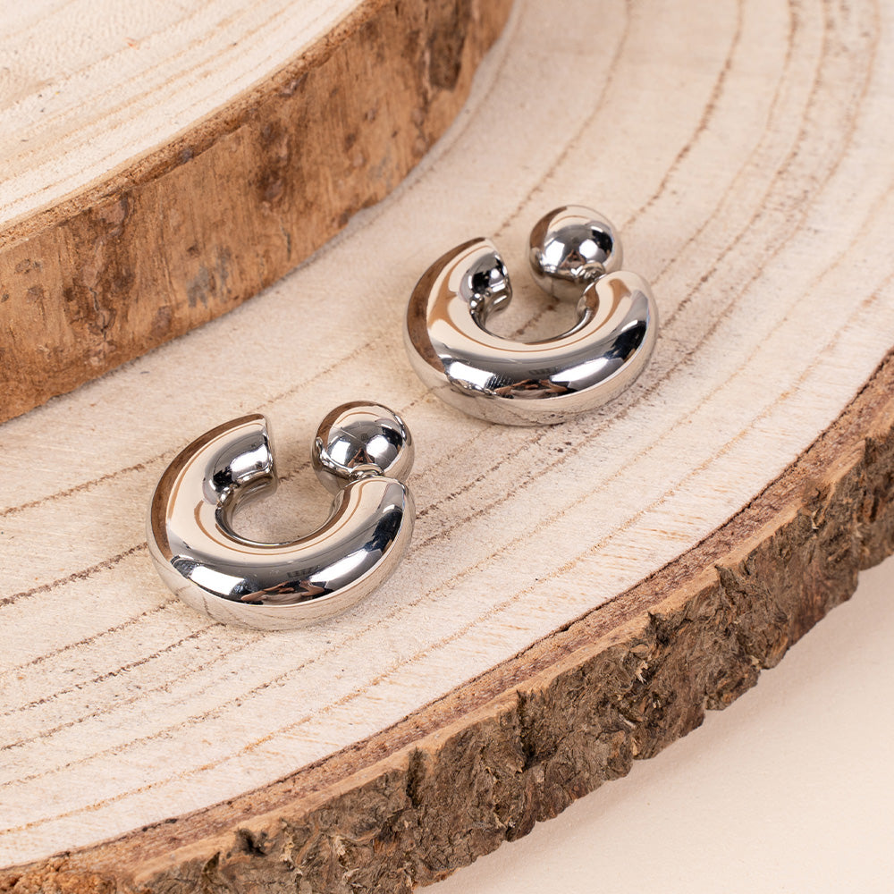 ORECCHINI A CERCHIO SPESSO CON SFERA COME CHIUSURA