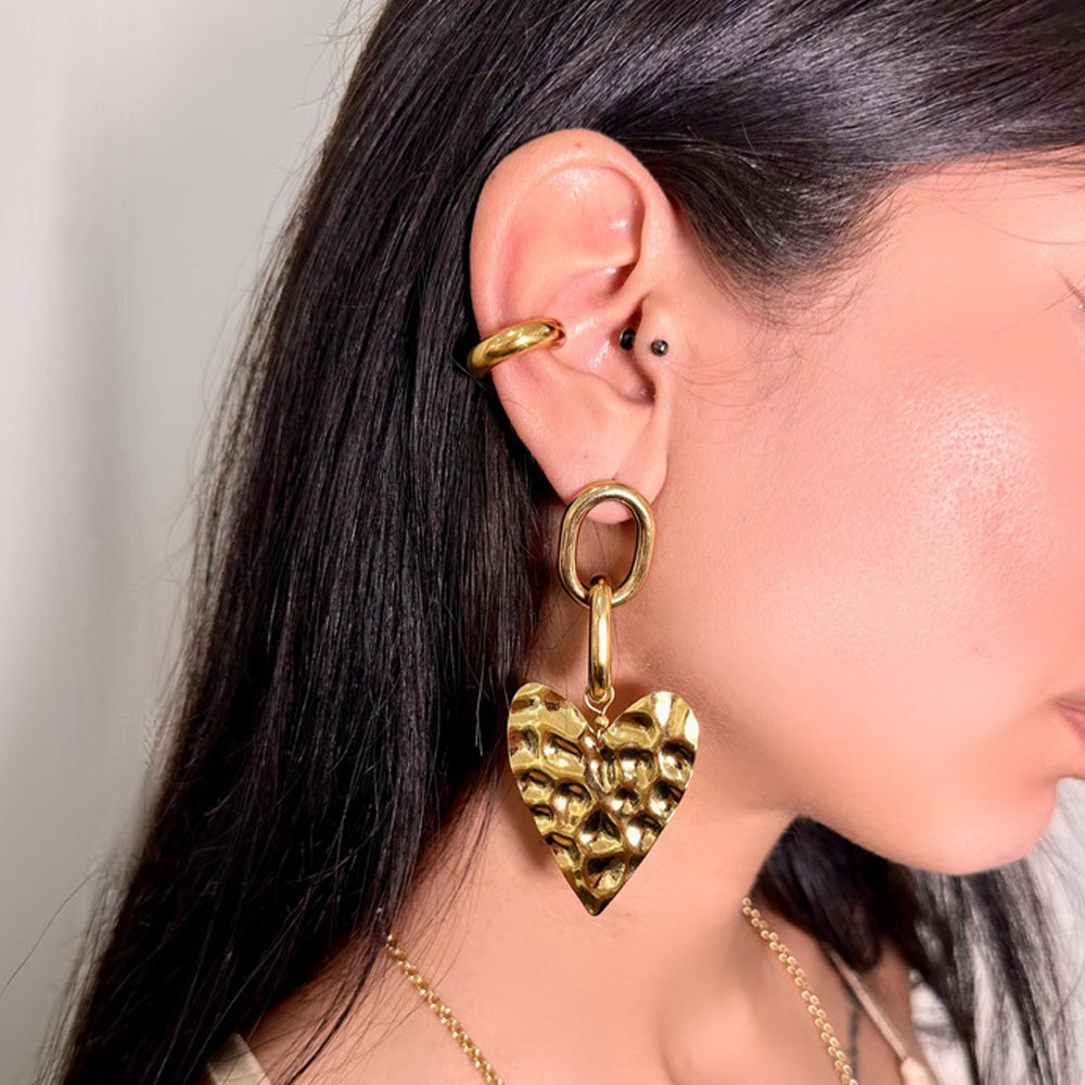 CHAIN HAMMERED HEART DANGLING EARRINGS