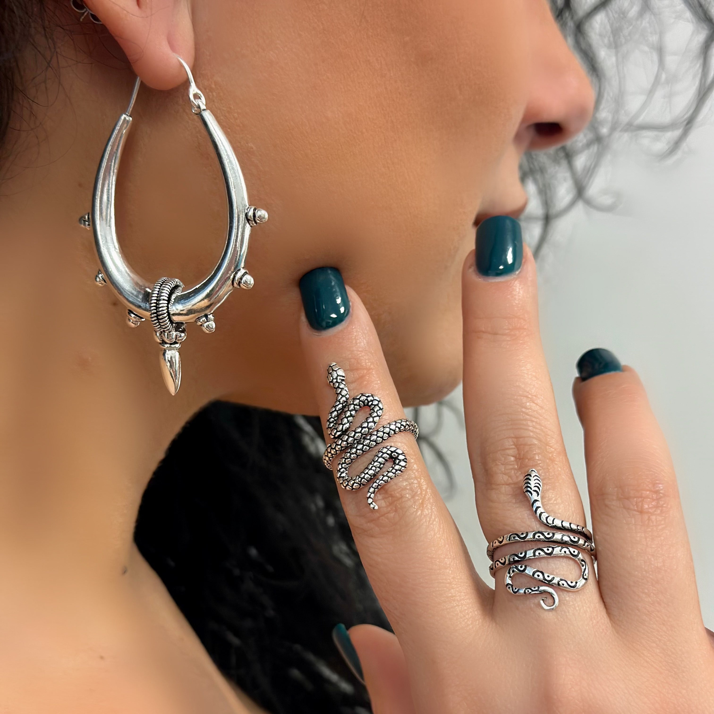 ORECCHINI OVALI CON BORCHIE