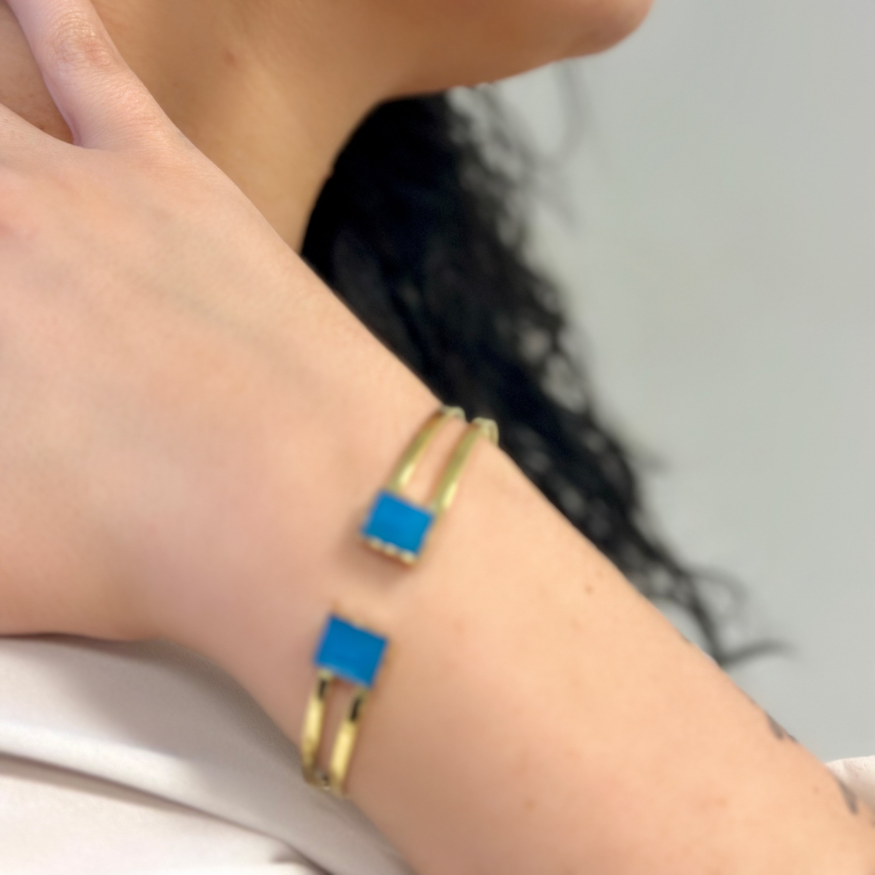 BRACCIALE RIGIDO REGOLABILE CON PIETRE