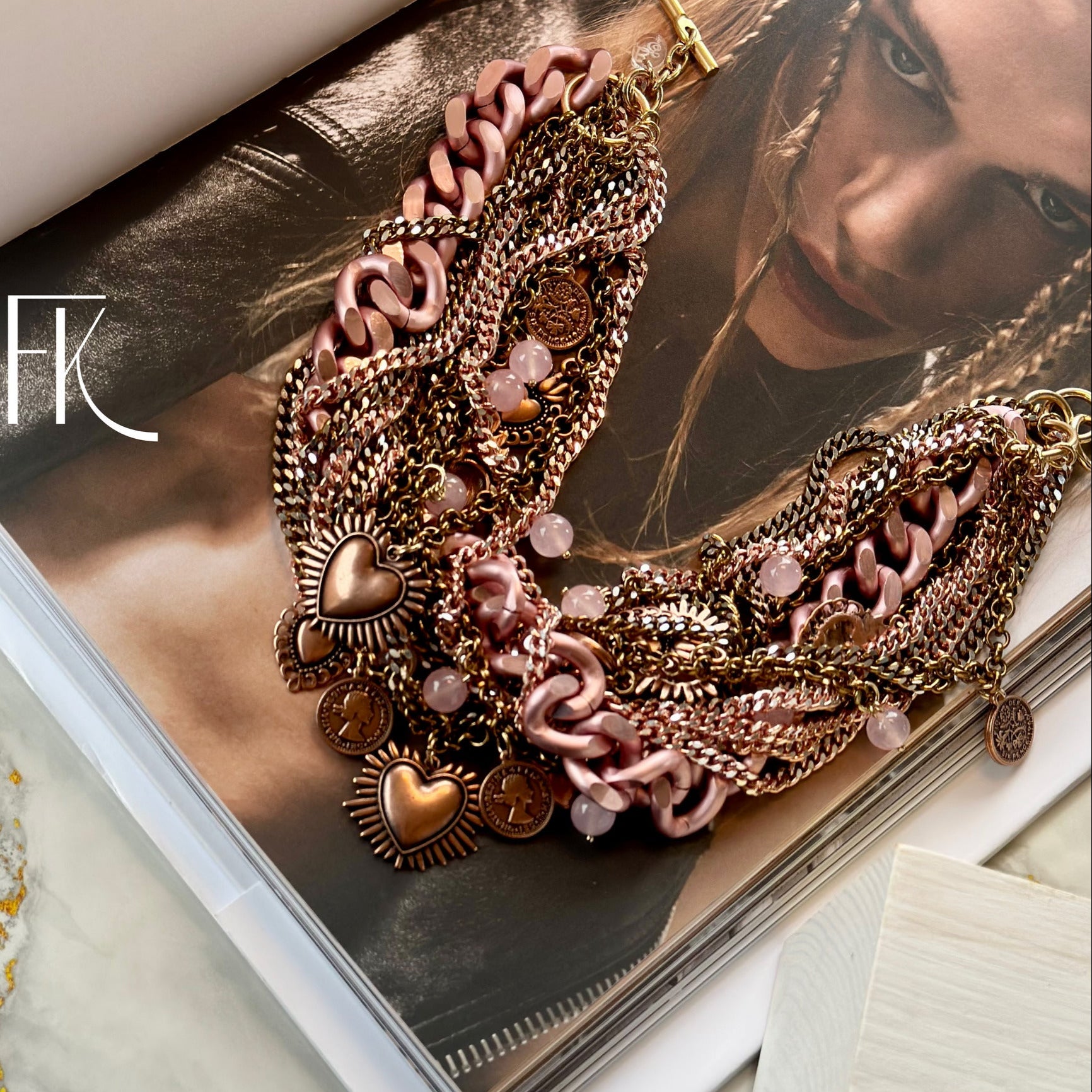 COLLANA CON CATENE E PENDENTI SACRO CUORE E MONETE