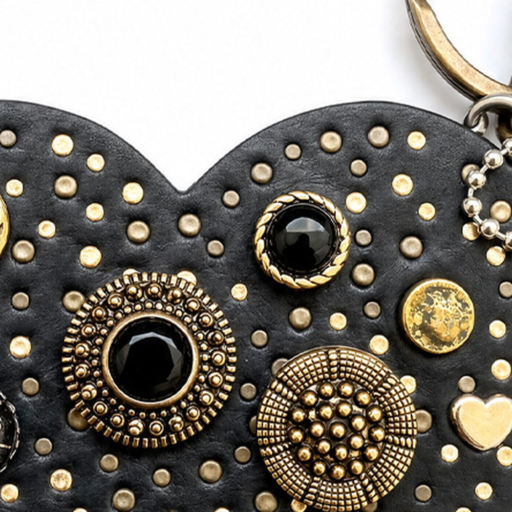 PORTACHIAVI IN PELLE CON SAGOMA A CUORE E BORCHIE DECORATIVE DI VARIO GENERE