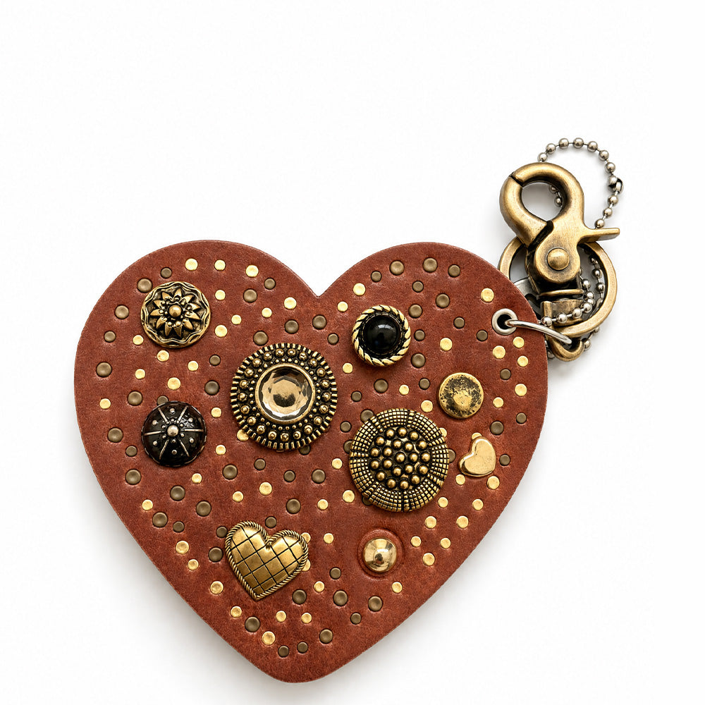 PORTACHIAVI IN PELLE CON SAGOMA A CUORE E BORCHIE DECORATIVE DI VARIO GENERE