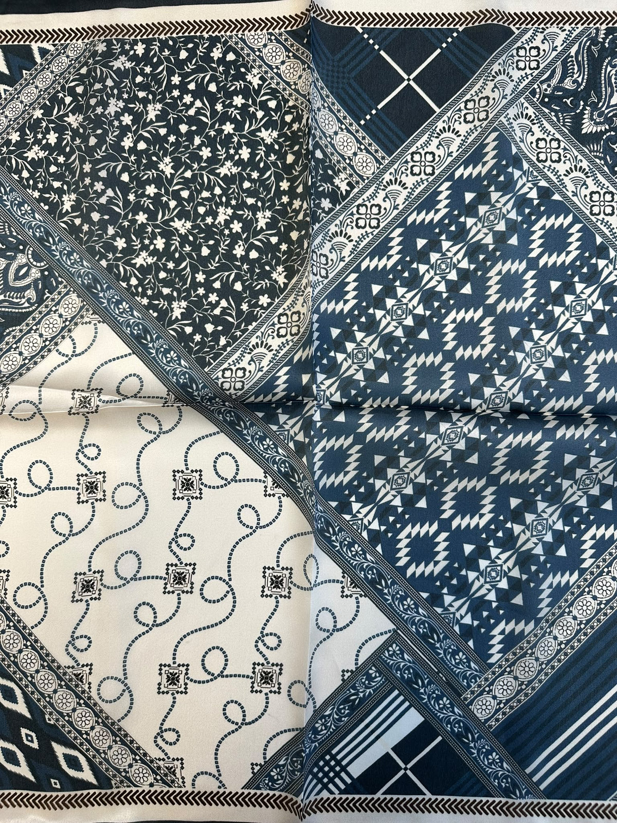 SCIARPA FOULARD DA COLLO CON FANTASIA ASTRATTA E FLOREALE