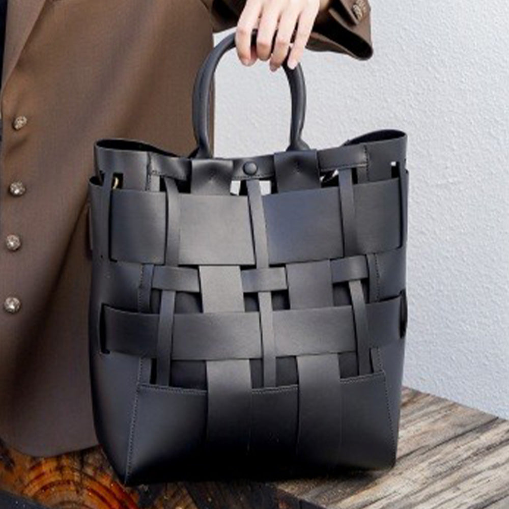 BORSA A MANO RIGIDA A EFFETTO INTRECCIATA