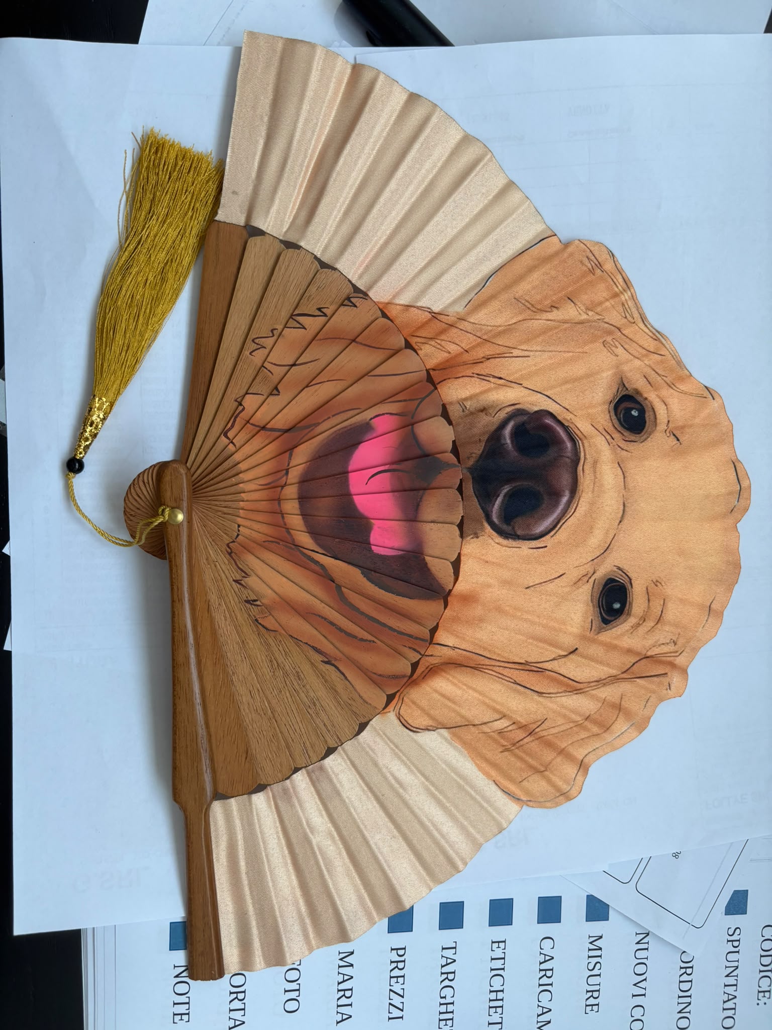 VENTAGLIO IN LEGNO CON SETA CON STAMPA DI CANI