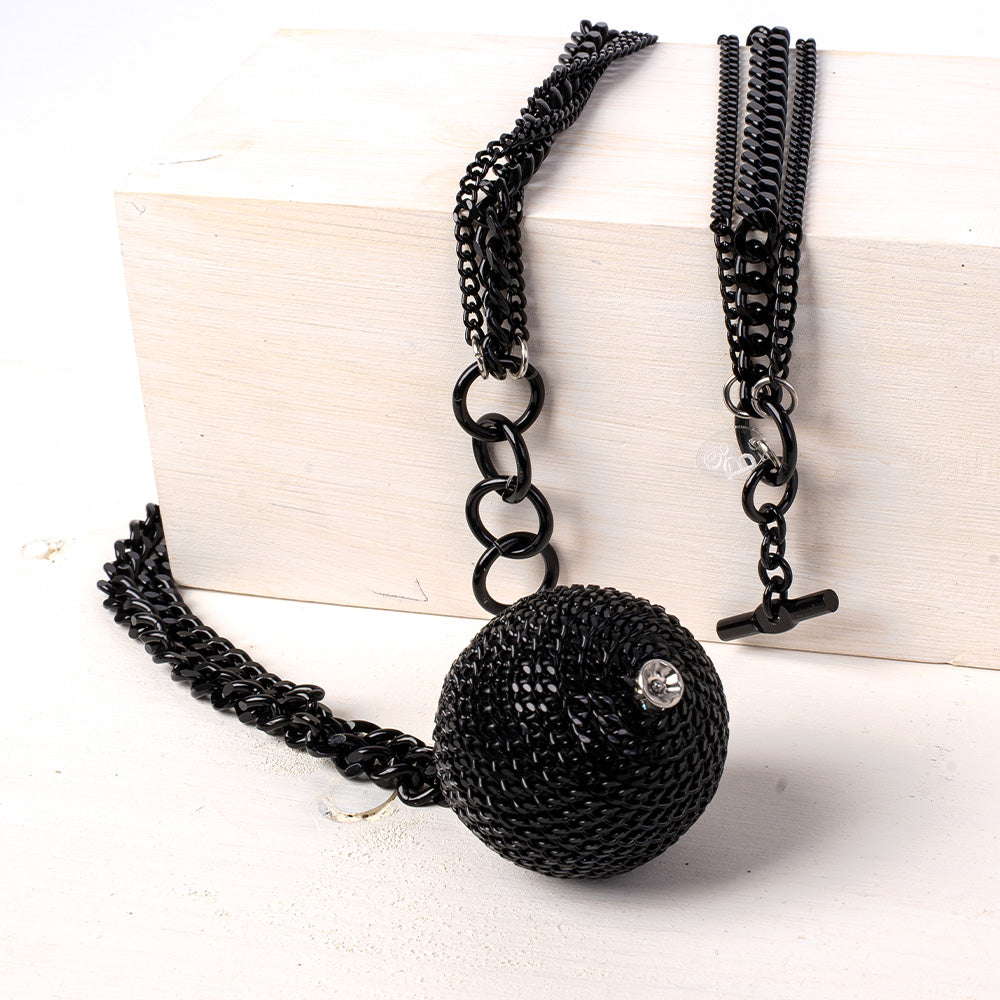 COLLANA LUNGA MULTIFILO CON SFERA RIVESTITA DI CATENE PENDENTE
