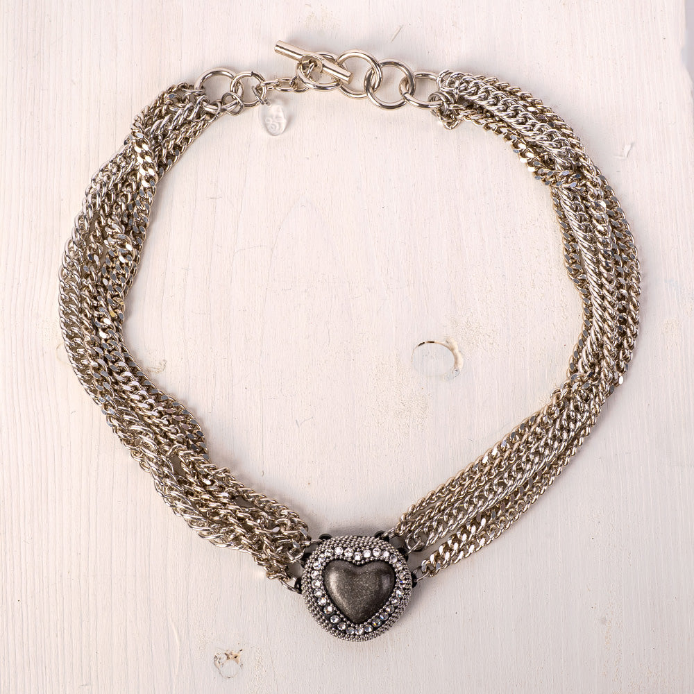 COLLANA GIROCOLLO MULTIFILO CON CUORE CENTRALE