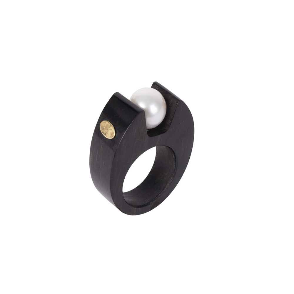 ANELLO FASCIA IN EBANO CON PERLA