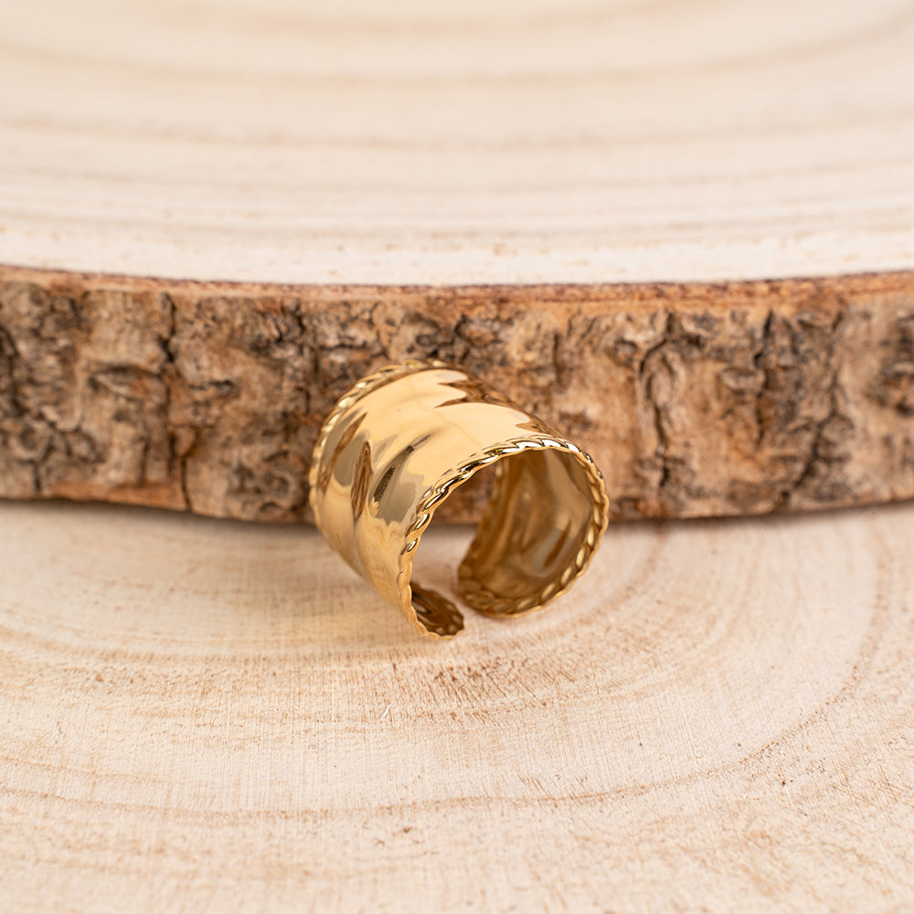 ANELLO A FASCIA IRREGOLARE CON ESTREMI ATTORCIGLIATI