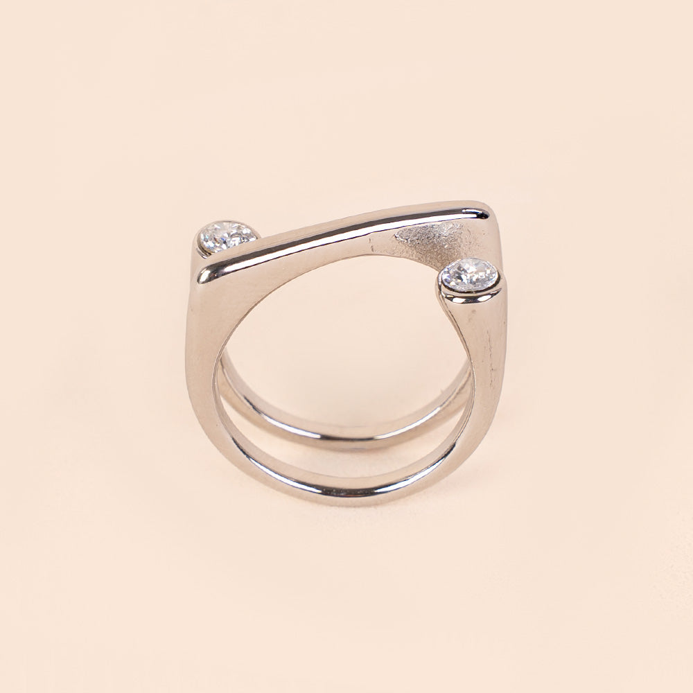 ANELLO CON LINEA OBBLIQUA E STRASS AGLI ESTREMI