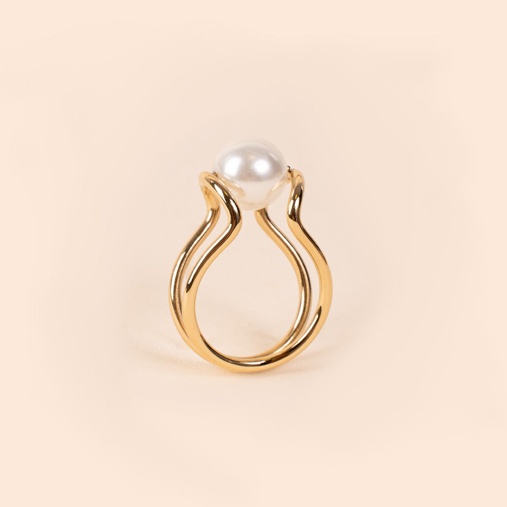 ANELLO CON PERLA CENTRALE E STRUTTURA MINIMALE