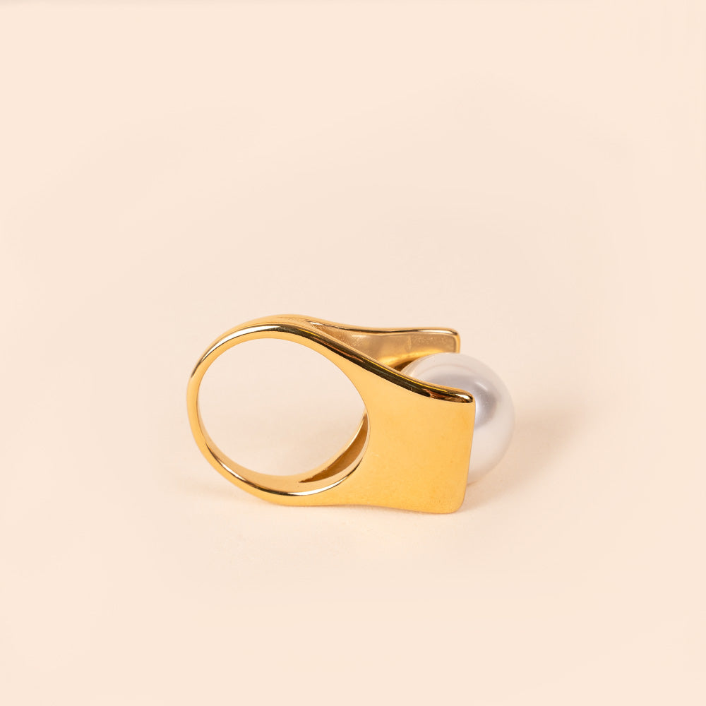 ANELLO CON PERLA GRANDE CENTRALE E STRUTTURA MINIMALE