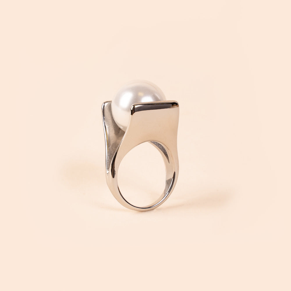 ANELLO CON PERLA GRANDE CENTRALE E STRUTTURA MINIMALE