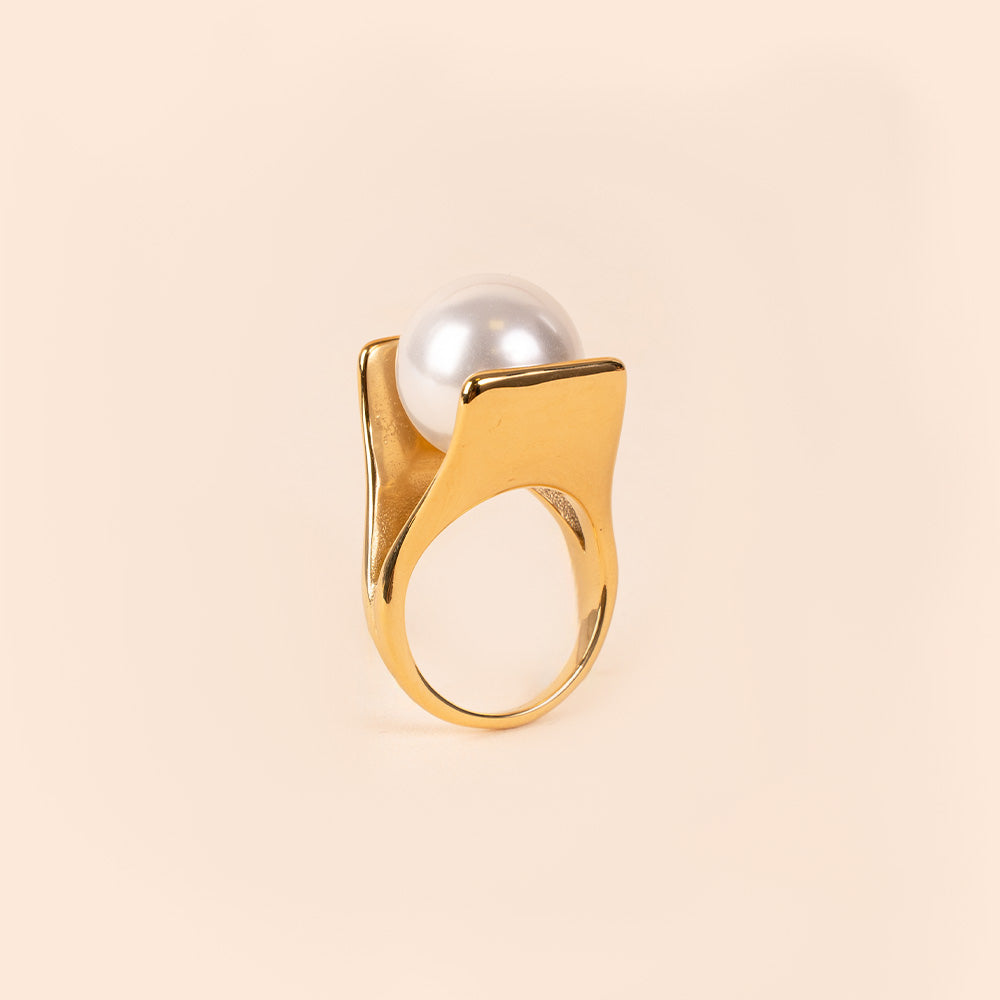 ANELLO CON PERLA GRANDE CENTRALE E STRUTTURA MINIMALE