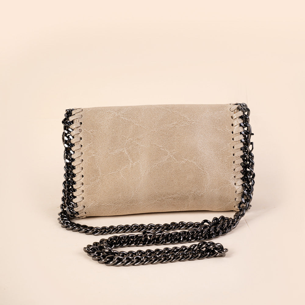 BORSA POCHETTE CON CONTORNO A CATENA