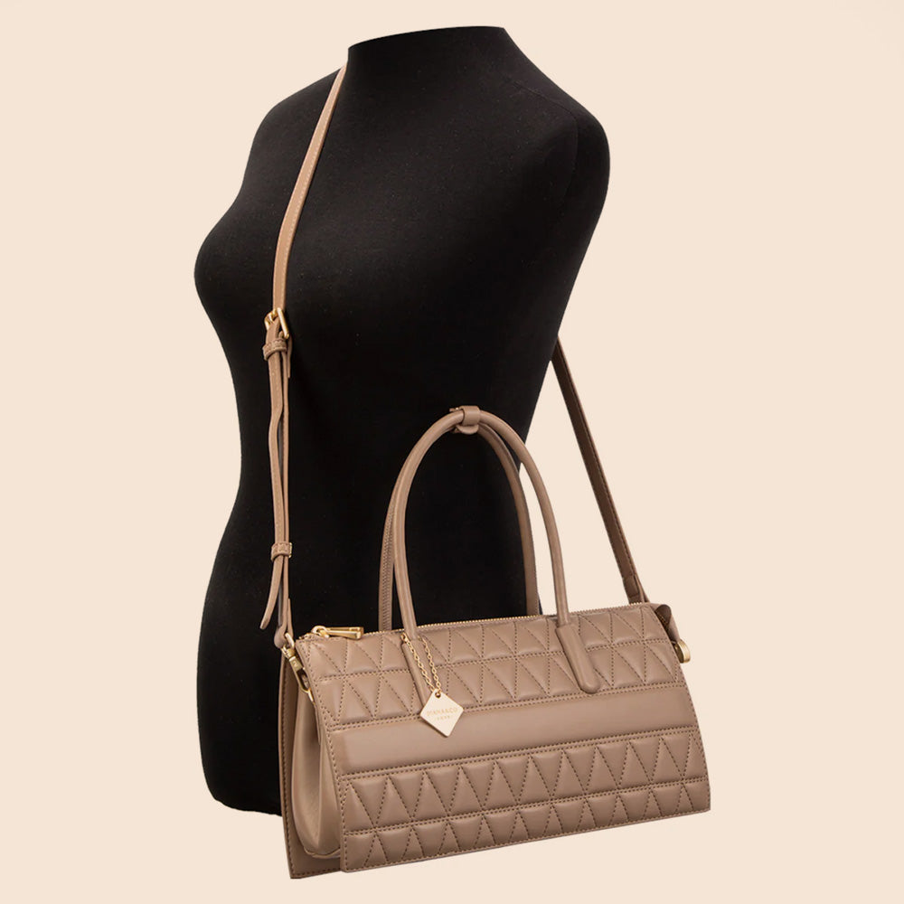 BORSA A MANO TRAPUNTATA