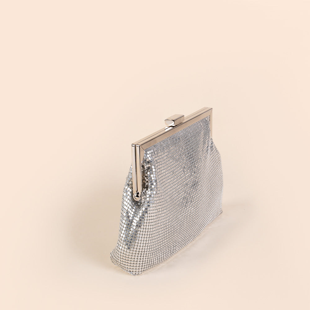 BORSA POCHETTE CON TEXTURE METALLICA MORBIDA E CHIUSURA A CLICK