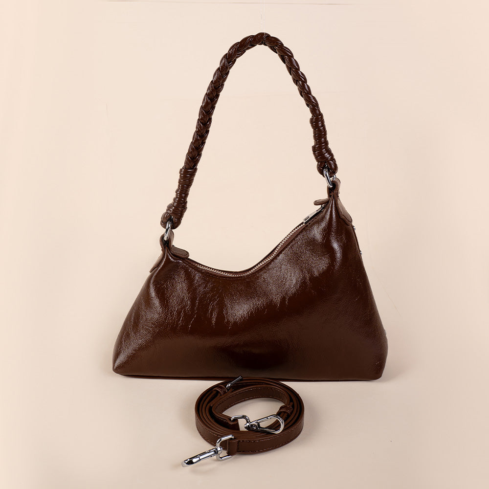 BORSA A SPALLA ASIMMETRICA CON MANICO INTRECCIATO E BORCHIE PICCOLE