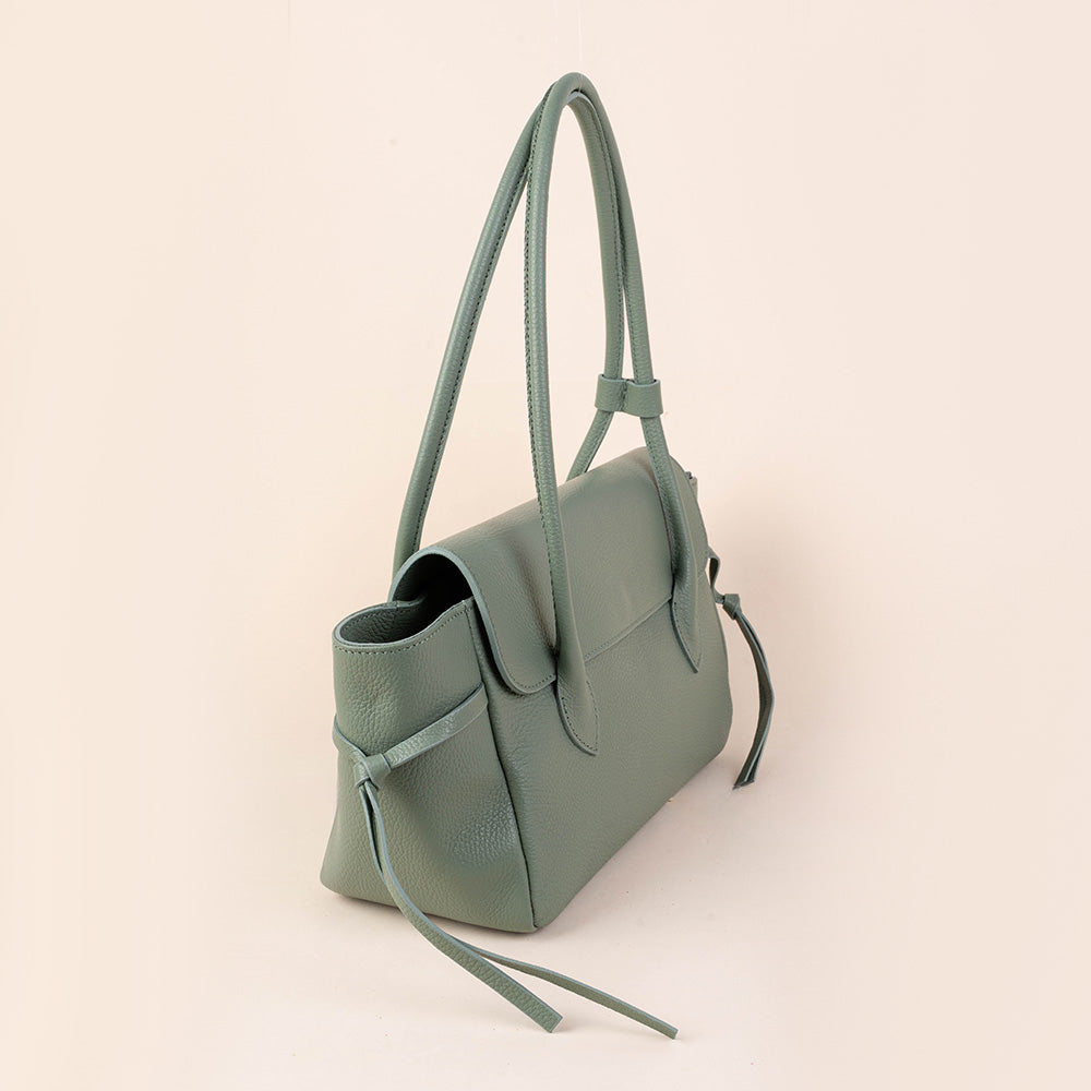 BORSA A SPALLA RETTANGOLARE CON LACCI LATERALI E PATTINA