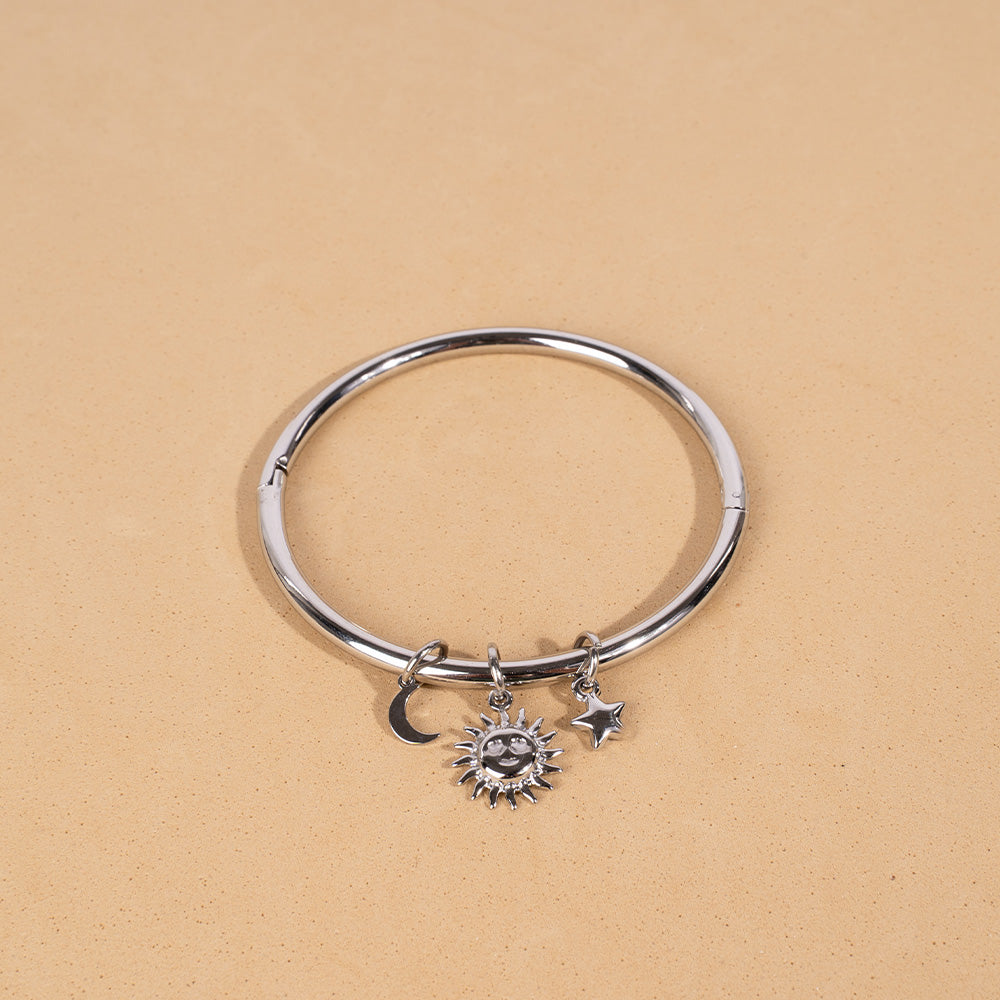 BRACCIALE RIGIDO CON SOLE, LUNA E STELLA PENDENTE
