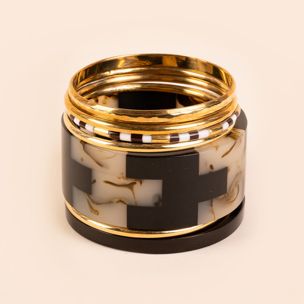 BRACCIALE RIGIDO COMPOSTO DA PIU' PEZZI IN DIVERSI COLORI E MATERIALI