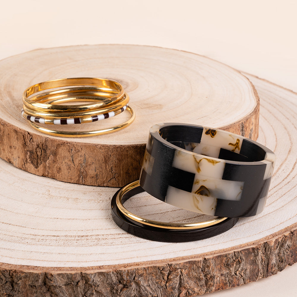 BRACCIALE RIGIDO COMPOSTO DA PIU' PEZZI IN DIVERSI COLORI E MATERIALI