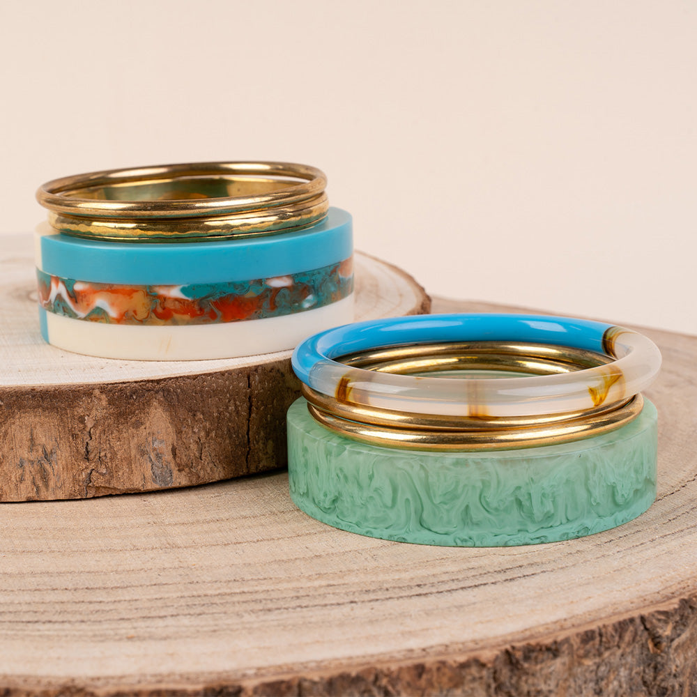 RIGID BRACELET MADE UP OF MULTIPLE PIECES IN DIFFERENT COLORS AND MATERIALS