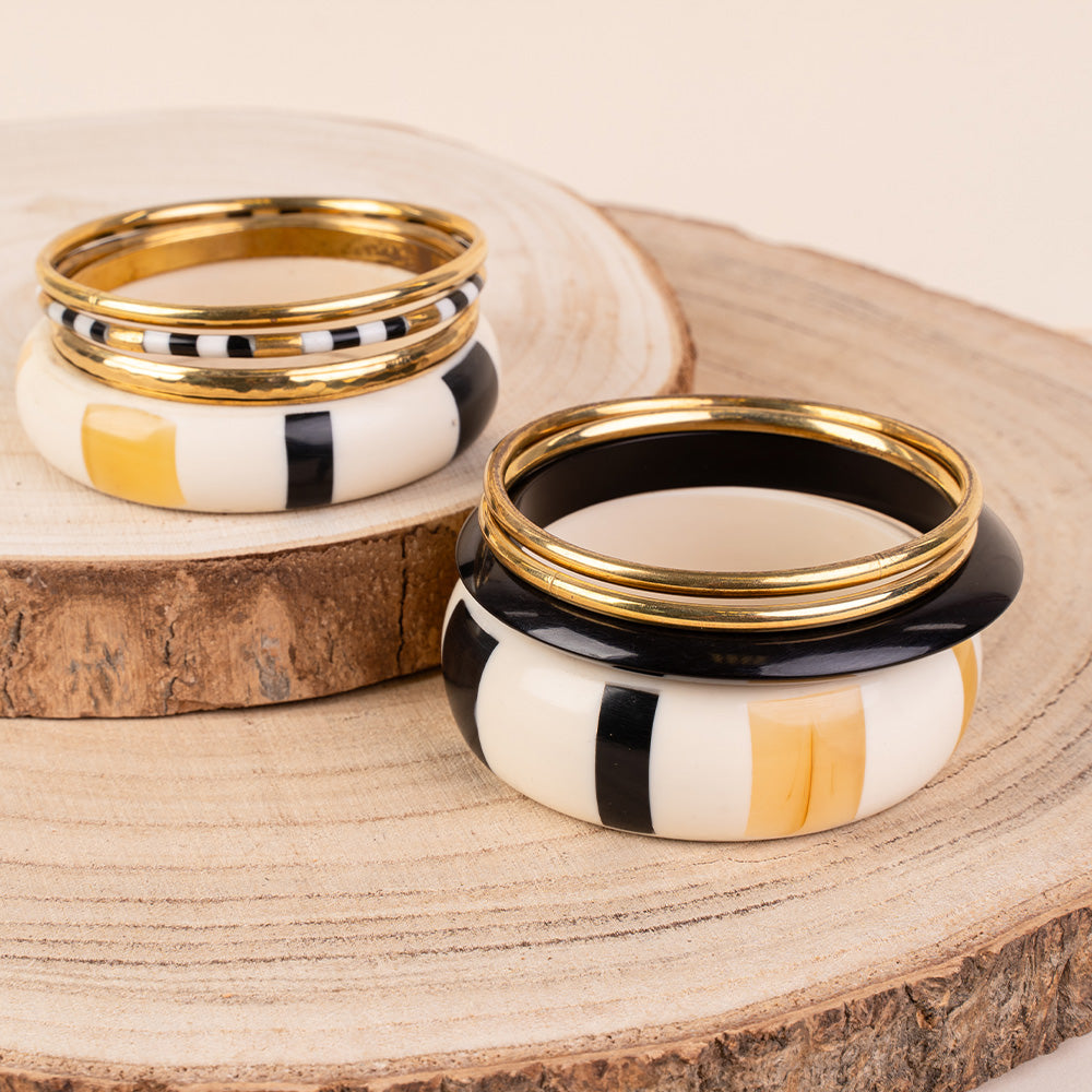 RIGID BRACELET MADE UP OF MULTIPLE PIECES IN DIFFERENT MATERIALS AND COLORS