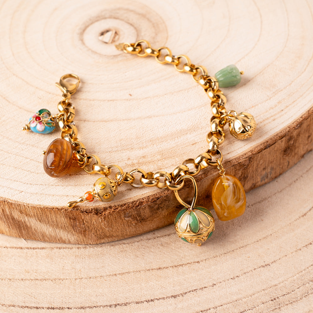 BRACCIALE CON CIONDOLI VARI E PIETRE