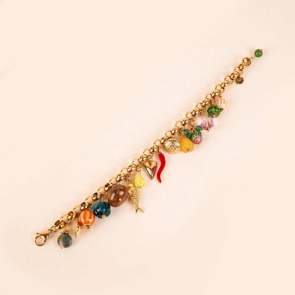 BRACCIALE CON CIONDOLI VARI E PIETRE