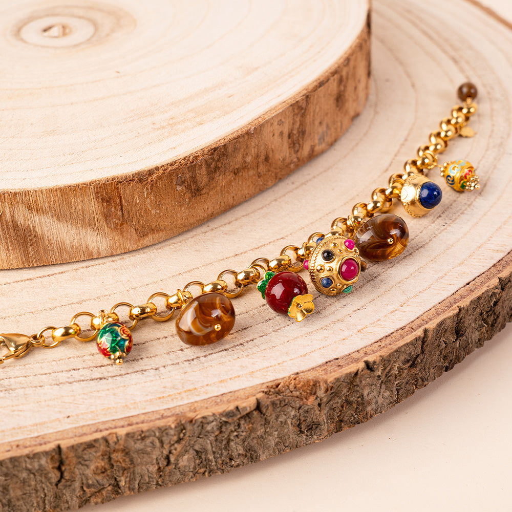 BRACCIALE CON CIONDOLI VARI E PIETRE