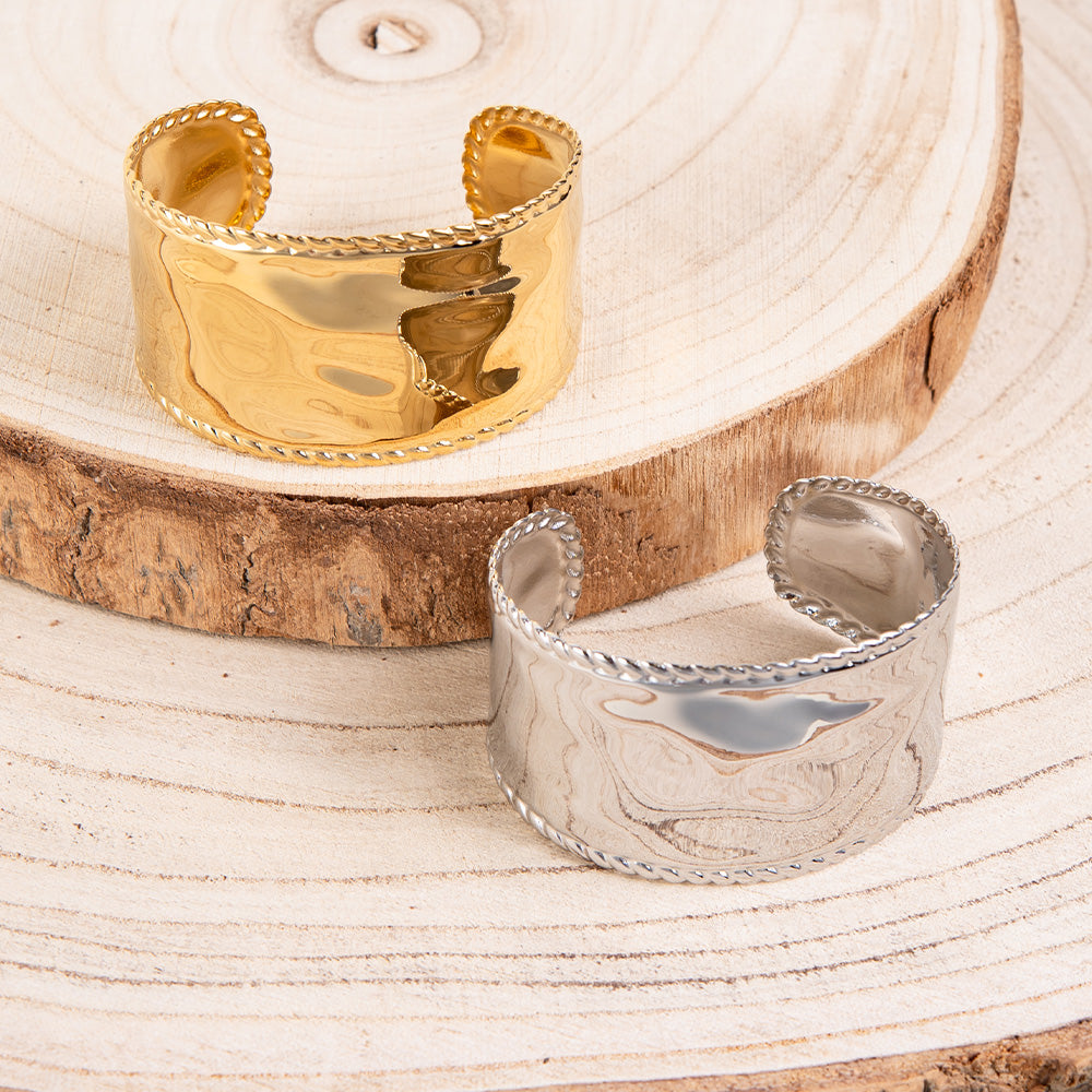 BRACCIALE RIGIDO MARTELLATO CON CORNICE