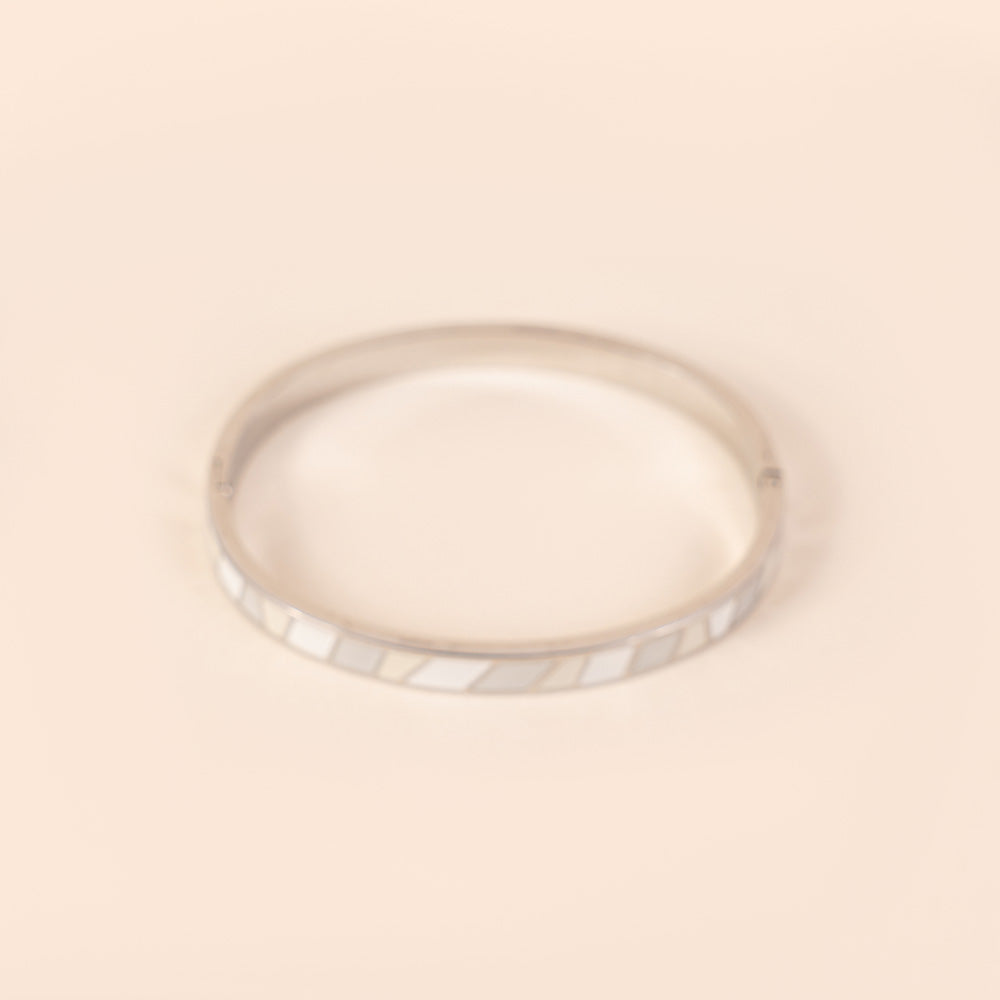 BRACCIALE RIGIDO OVALE CON DETTAGLI GEOMETRICI COLORATI