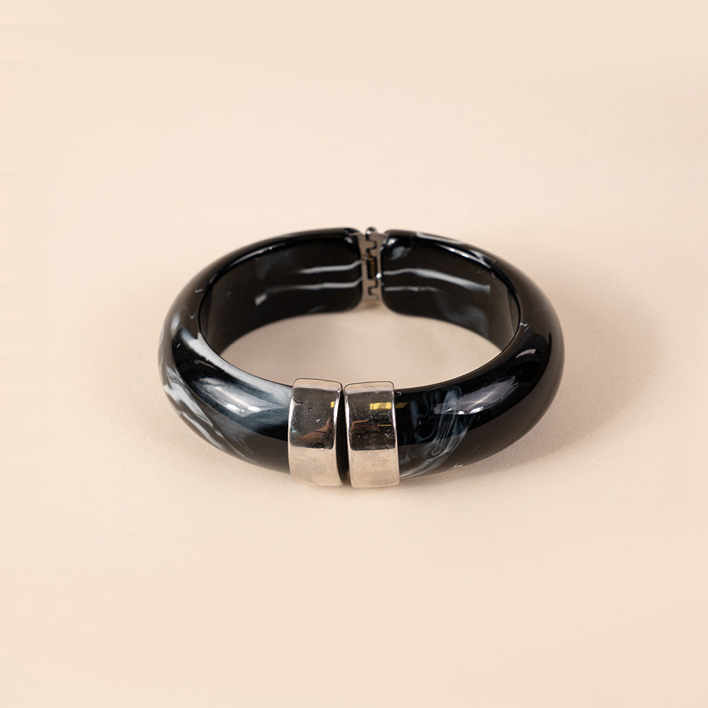 BRACCIALE RIGIDO IN RESINA MARMORIZZATA CON CHIUSURA A MOLLA